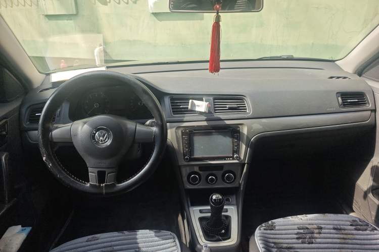 Used Volkswagen Lavida 2013 Revised Classic 1.6L Manual Fashion Edition Center Console