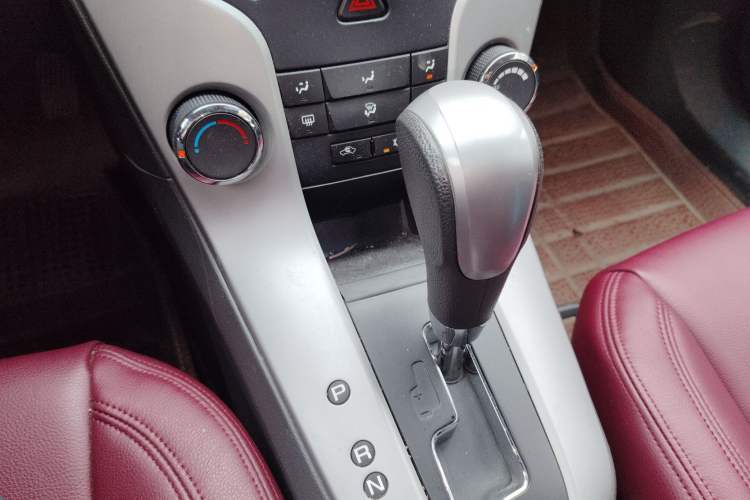 Used Chevrolet Cruze 2013 1.6L SE AT Gear Lever