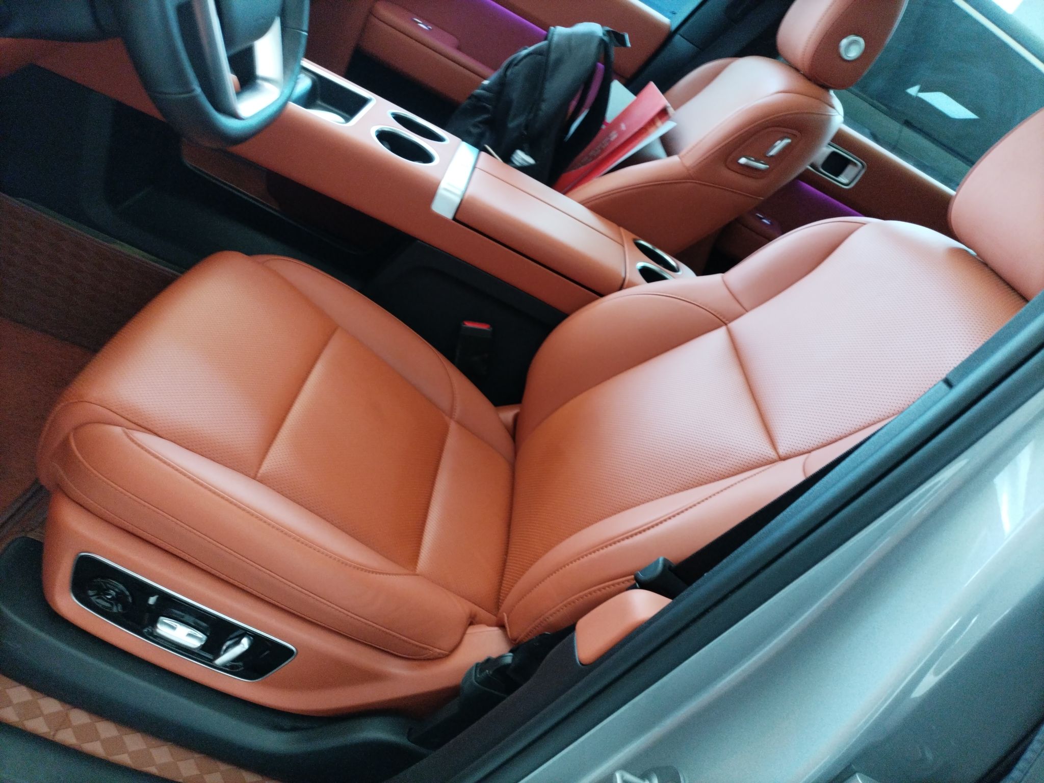 المقاعد الأمامية داخل السيارة