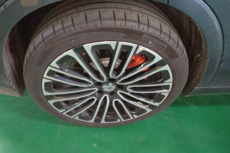 Used Nio ES8 2026 Model 6-seat Executive Signature Edition Right Rear Wheel Hub