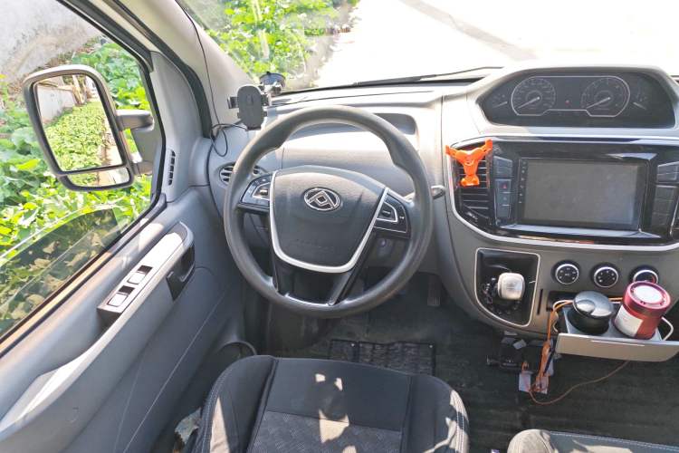 Used SAIC MAXUS Xintu V80 2019 2.5T Classic Model 6-Speed Manual Aotong Long Wheelbase Mid-Height 7-Seater
