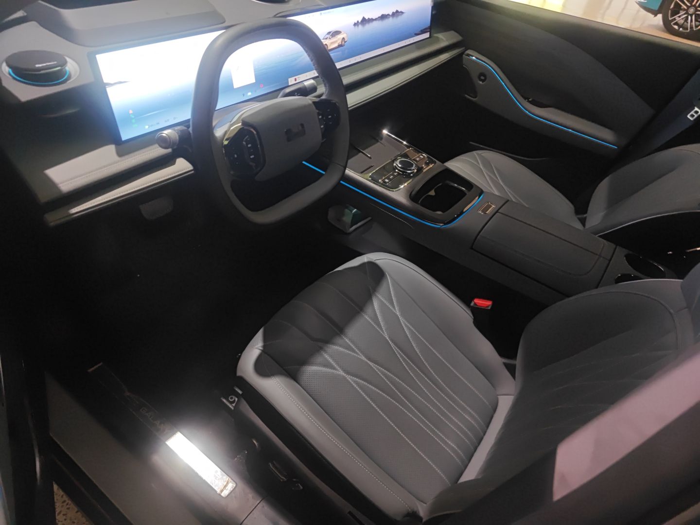 المقاعد الأمامية داخل السيارة