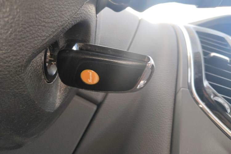 Used SAIC MAXUS Xintu V80 2018 2.5T AMT Elite Edition Short Wheelbase Mid-Roof Design 5-6 Seater Vehicle Key