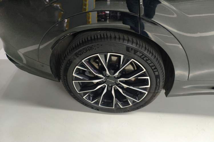 Used Zeekr 7X 2025 100 kWh Long-Range Rear-Wheel Drive with Intelligent Driving Features