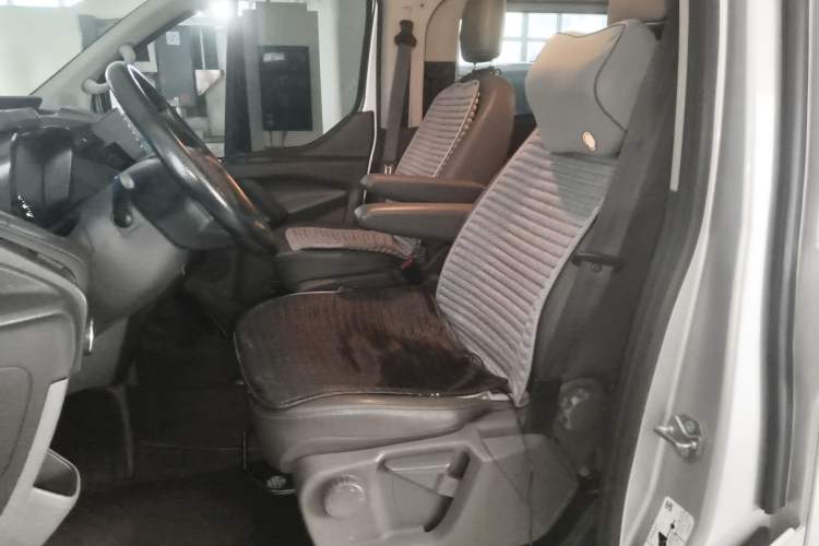 Used Ford Transit 2020 2.0T Diesel Multi-Function Commercial Vehicle Mid-Chassis Low-Roof Design with Dual Rear Doors Meeting China VI Emission Standards
