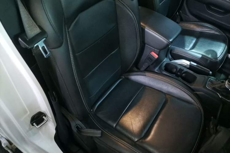 Used Jeep Wrangler 2019 2.0T Sahara Four-Door Version China VI Emission Standard Right Front Seat