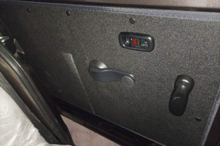 Used Jinbei Hiace X30 2023 1.5L Super-Comfortable Passenger Van 5/6/7-Seater Non-Air-Conditioned Version Model SWC15M