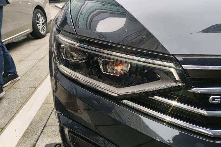 Used Volkswagen Magotan GTE Plug-in Hybrid 2020 GTE Luxury Model Right Front Headlight