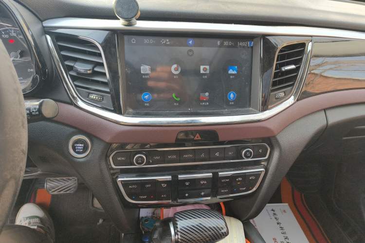 Used GAC Trumpchi GS8 2017 320T Two-Wheel Drive Luxury Smart Connectivity Version (7 Seats) Audio And AC Panel