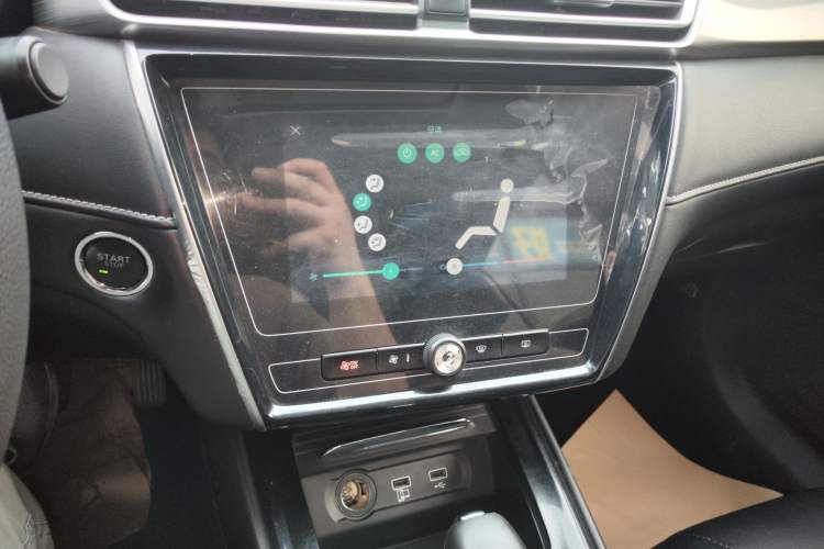 Used Roewe i5 2020 1.5L Automatic 4G Connected Linghao Edition Audio And AC Panel