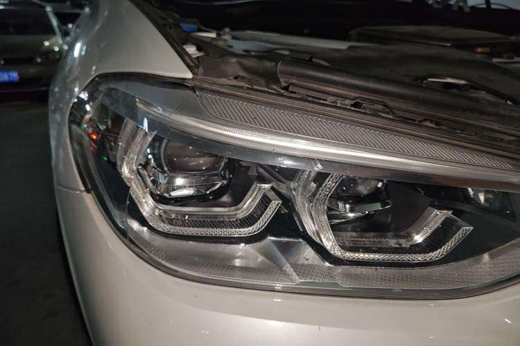 Used BMW X3 2020 xDrive30i Luxury Model with M Sport Package Right Front Headlight