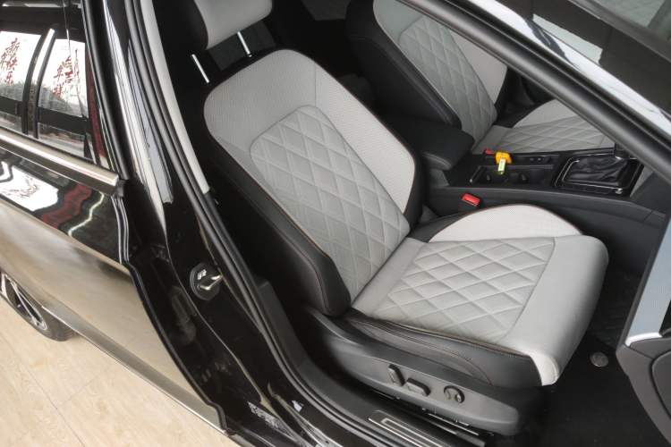 Used Volkswagen Magotan 2025 Zhongxiang Version 330TSI DSG Luxury Edition