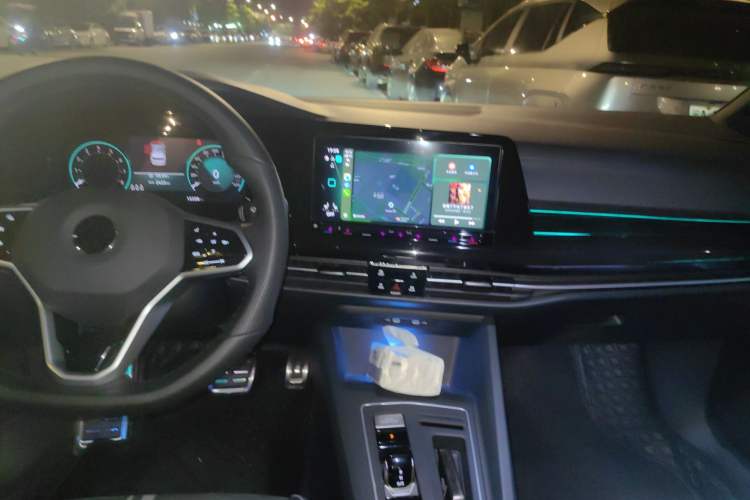 Used Volkswagen Golf 2023 Facelift 280TSI DSG R-Line Lite Center Console