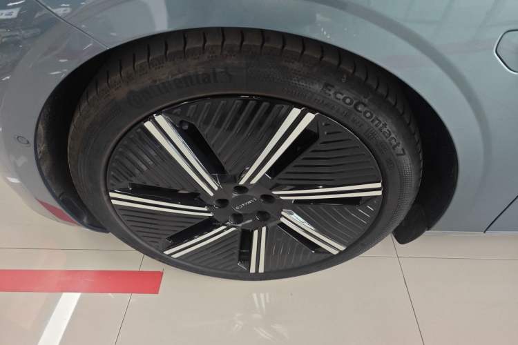 Used Lynk & Co Z10 2025 95 kWh 806 km Range Rear-Wheel Drive Advanced Driver-Assistance System Max