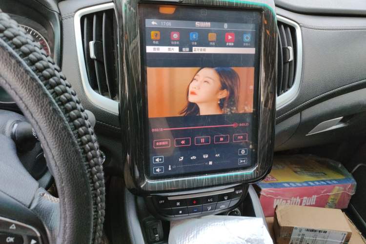 Used SWM X7 2018 1.8L Manual Luxury Connected Version 7 Seats Audio And AC Panel