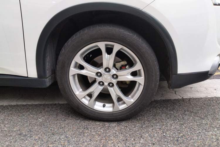 Used Mitsubishi Outlander 2014 2.4L 4x4 Deluxe Value Edition 5 Seats Right Front Wheel Hub