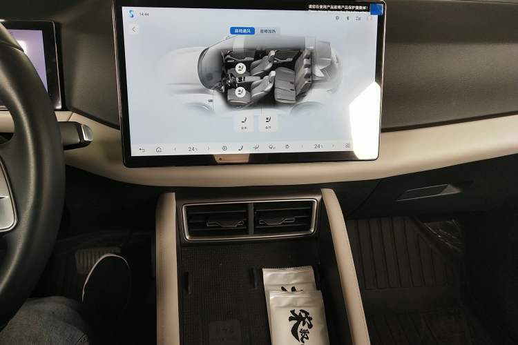 Used BYD Yuan UP 2025 Intelligent Driving Version 401 km Beyond-Range Edition Audio And AC Panel