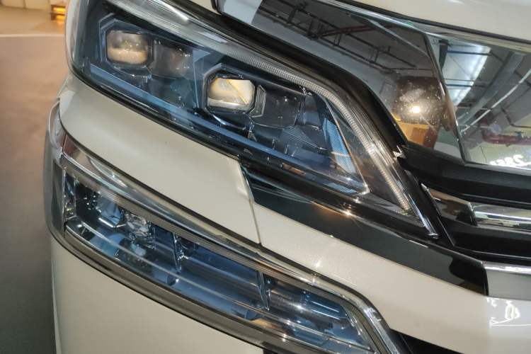 Used Toyota Vellfire 2020 Dual-Engine 2.5L HV Luxury Edition
