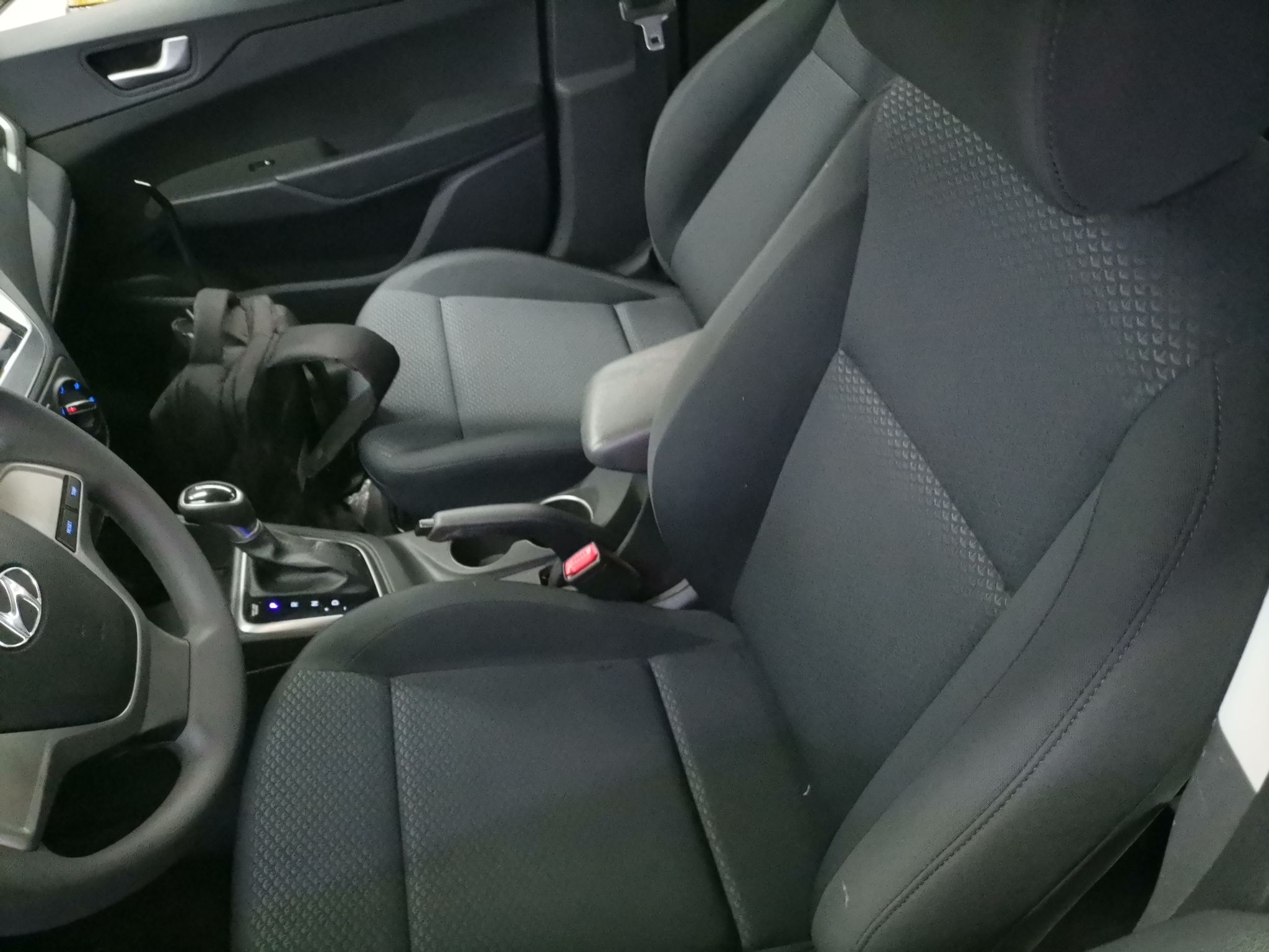 Переднее сиденье в автомобиле