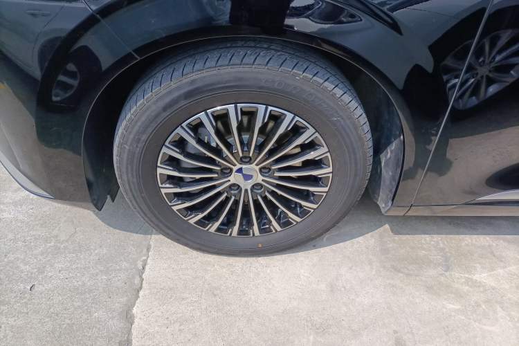 Used Denza D9 2024 DM-i 980 Four-Wheel Drive Prestige Model Left Front Wheel Hub