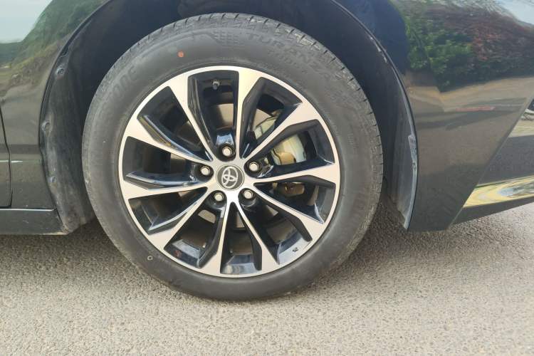 Used Toyota Avalon 2023 2.5L Luxury Edition Right Front Wheel Hub