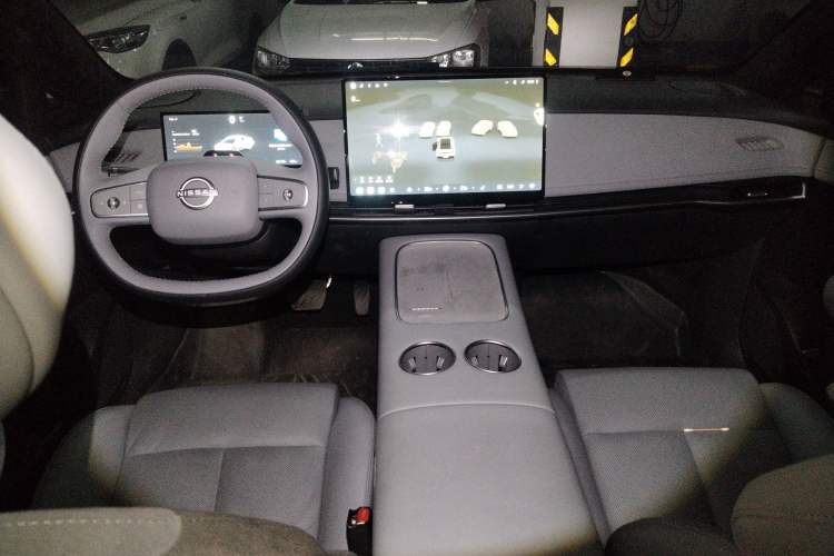 Used Nissan N7 2025 625 Max Center Console