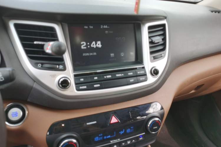 Used Hyundai Tucson 2015 1.6T Dual-Clutch Two-Wheel-Drive Leading Model Audio And AC Panel