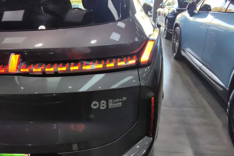 Used Lynk & Co 08 EM-P 2023 220 km Limited-Time Edition
