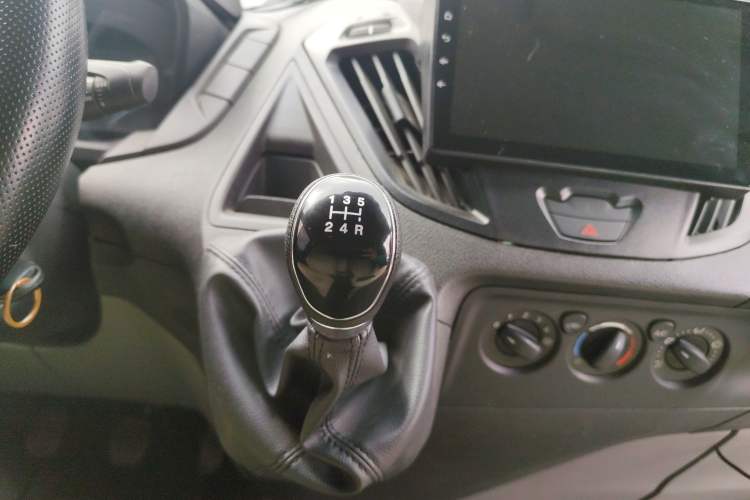 Used Ford Transit 2019 2.0T Diesel Multi-Purpose Commercial Vehicle Mid-Drive Mid-Roof 6-Seater China VI Standard Gear Lever