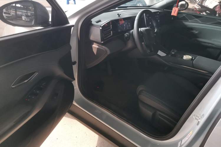 Used BYD Qin L 2025 DM-i Smart Drive 80KM Leading Model