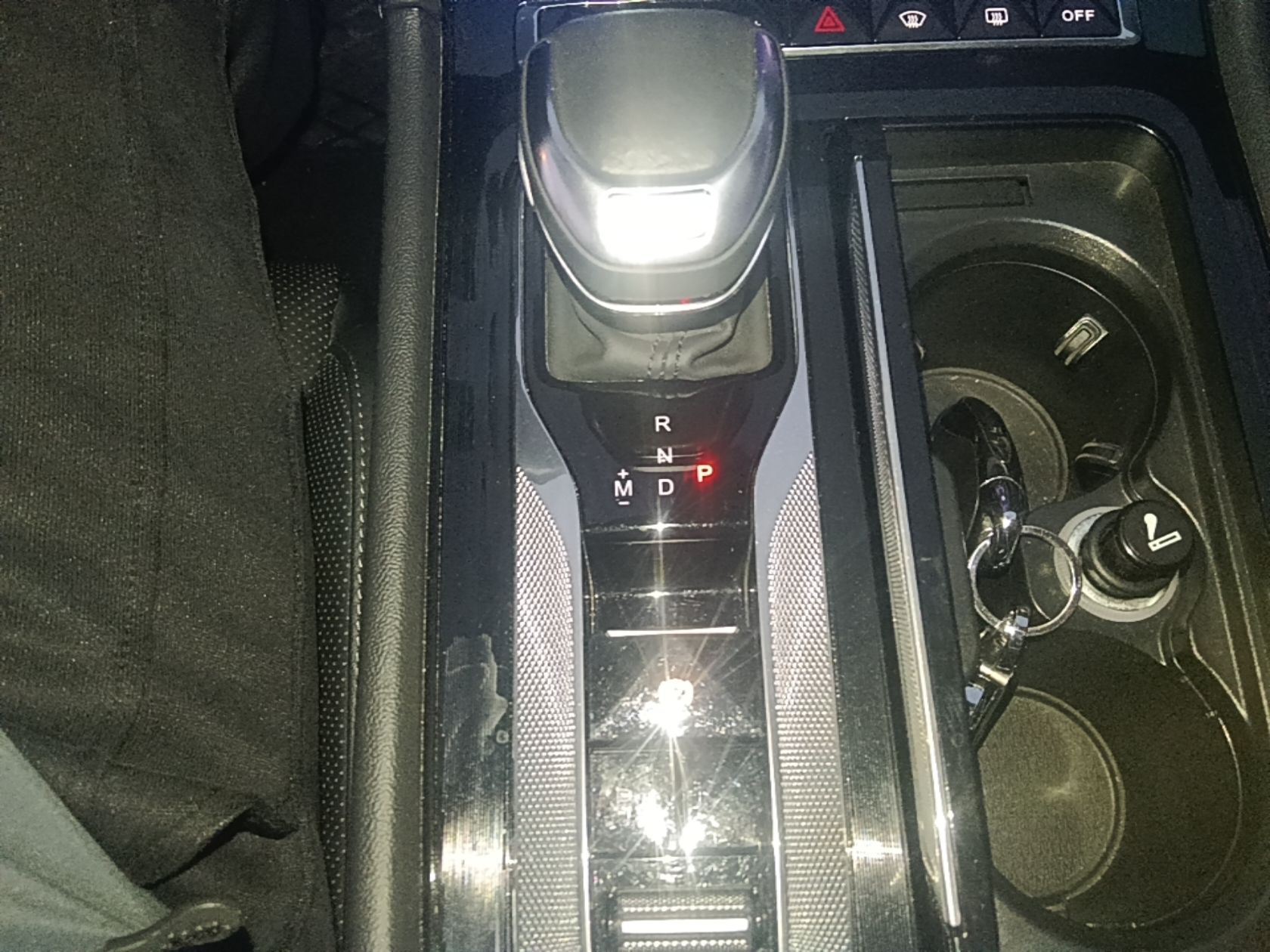 Hongqi H5 2024 2.0T Automatic Smart Connect Flagship Edition - Chinese Trim Xiang — снимка 16
