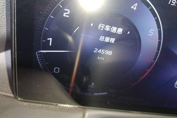 Used Hongqi HS3 2023 1.5T Two-Wheel Drive Shanwei Edition Odometer Close Up