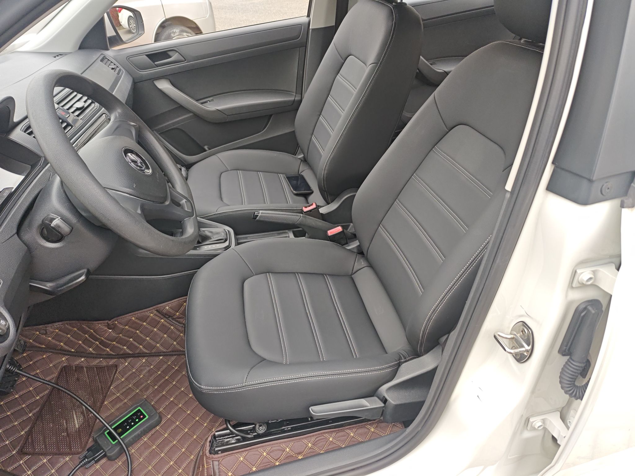 المقاعد الأمامية داخل السيارة