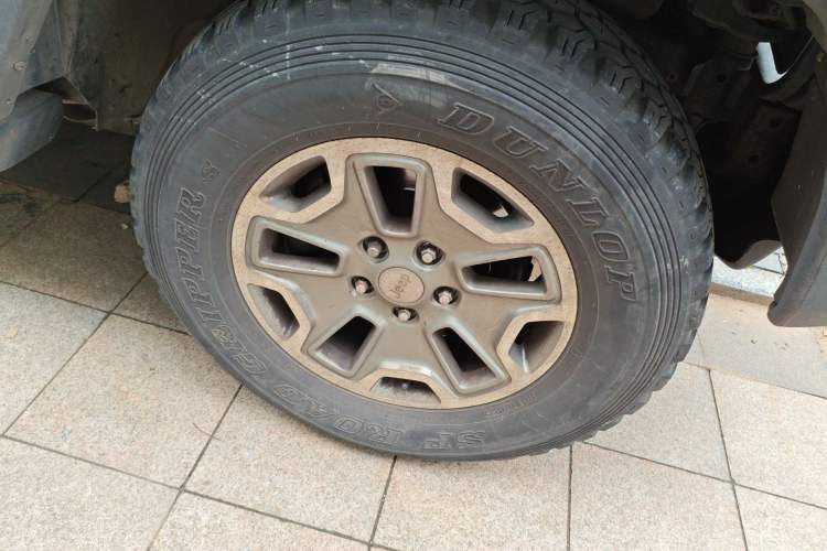 Used Jeep Wrangler 2013 3.6L Rubicon four-door model Right Front Wheel Hub