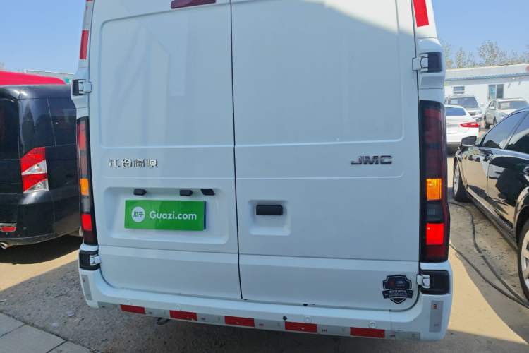 Used JMC Fushun 2022 2.0T Manual Van with Long Wheelbase Mid-Height Roof and 3 Seats
