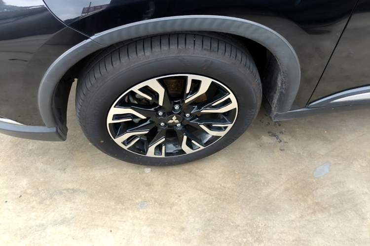 Used Mitsubishi Outlander 2020 2.4L 4x4 Prestige Edition 7-Seater Left Front Wheel Hub