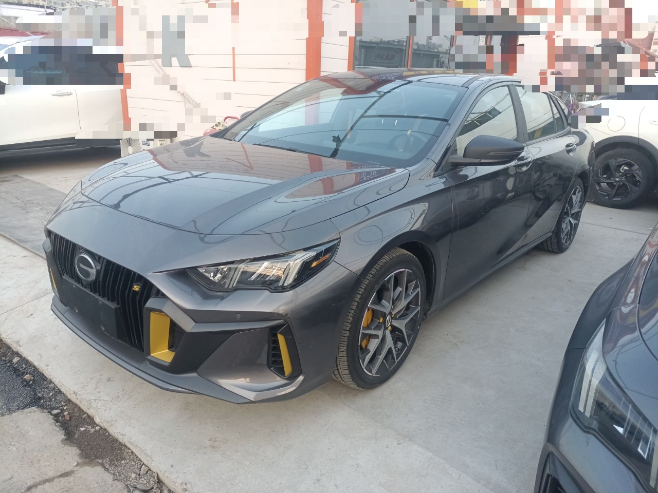 Под передней частью автомобиля