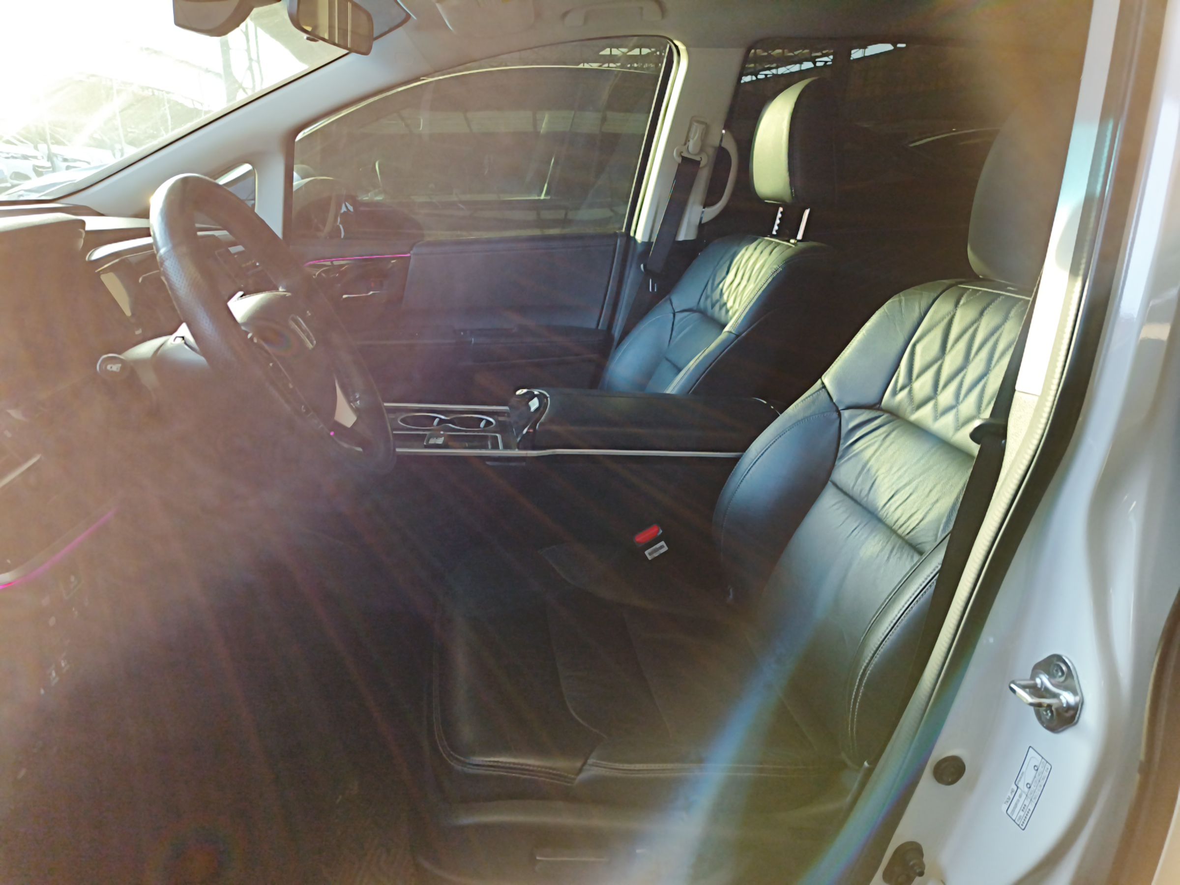 المقاعد الأمامية داخل السيارة