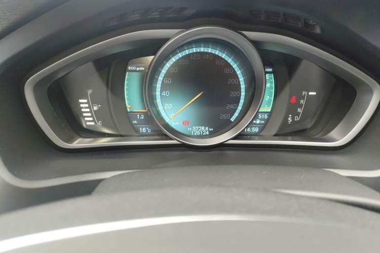 Used Volvo V40 2014 2.0T Zhiya Edition Odometer Close Up