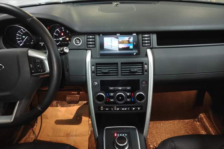Used Land Rover Discovery Sport 2016 2.0T SE Audio And AC Panel