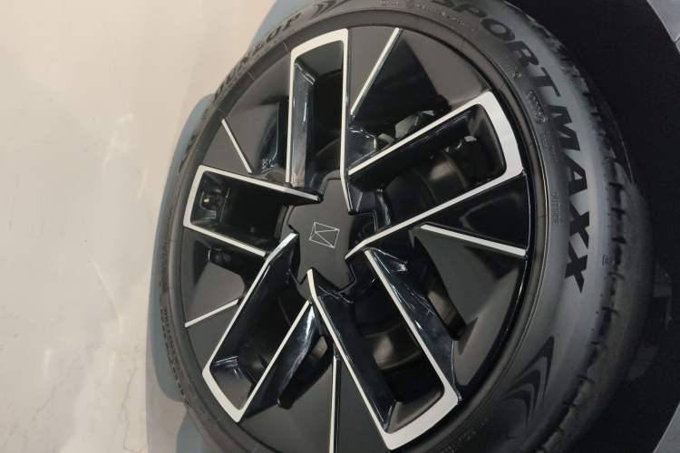 Used Avatr 12 2025 Year Updated Ultra Extended-Range Version Right Rear Wheel Hub