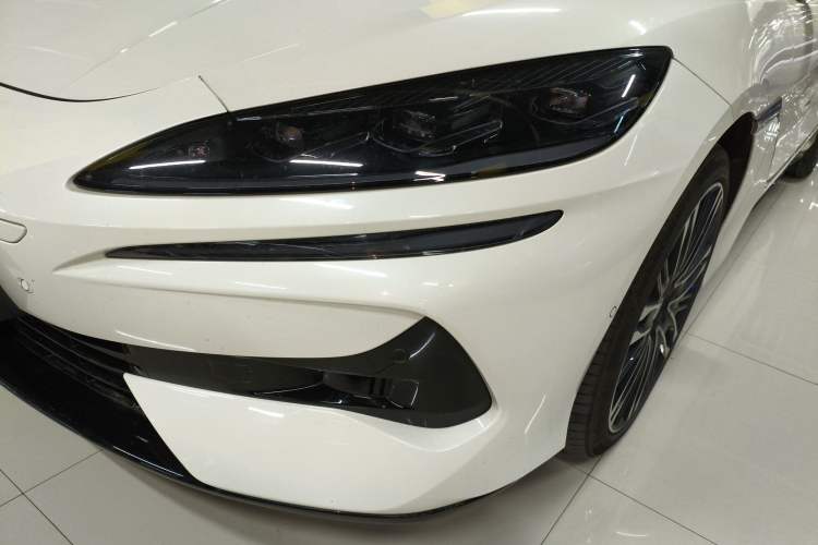 Used Denza Z9GT 2024 1100 Four-Wheel Drive Ultra Version Left Front Headlight