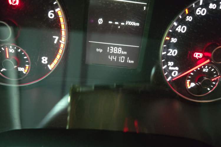 Used Volkswagen Passat 2014 1.8TSI DSG Prestige Edition Odometer Close Up