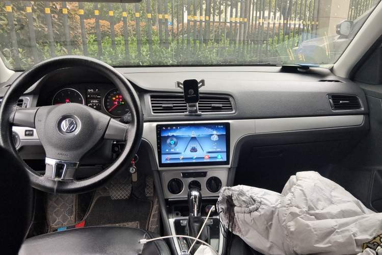Used Volkswagen Gran Lavida 2013 1.6L Automatic Comfort Model Center Console