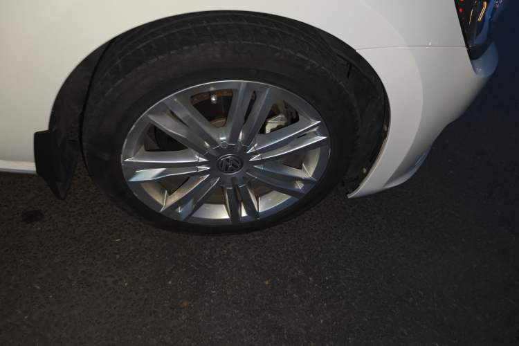 Used Volkswagen Golf Sportsvan 2016 280TSI Automatic Luxury Model Right Front Wheel Hub