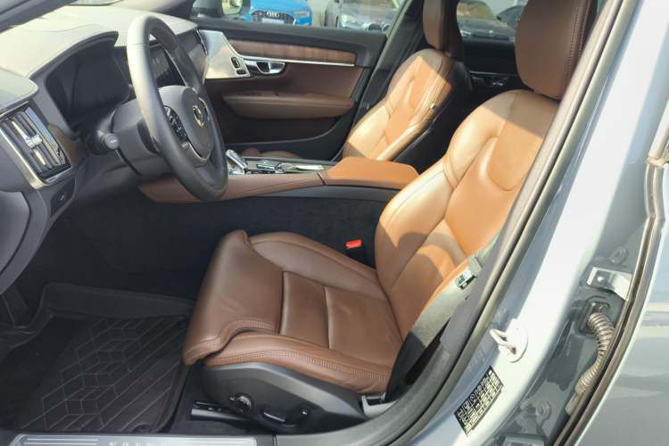 Used Volvo V90 2023 Cross Country B5 AWD Prestige Edition
