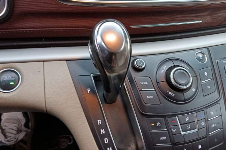 Used Buick GL8 2018 28T Luxury Model China VI Standard Gear Lever