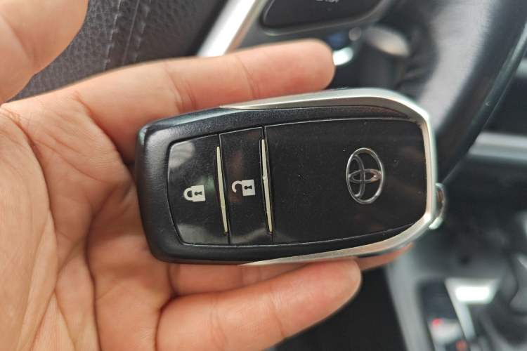 Used Toyota Highlander 2015 2.0T Two-Wheel Drive Luxury Edition 7 Seats Vehicle Key