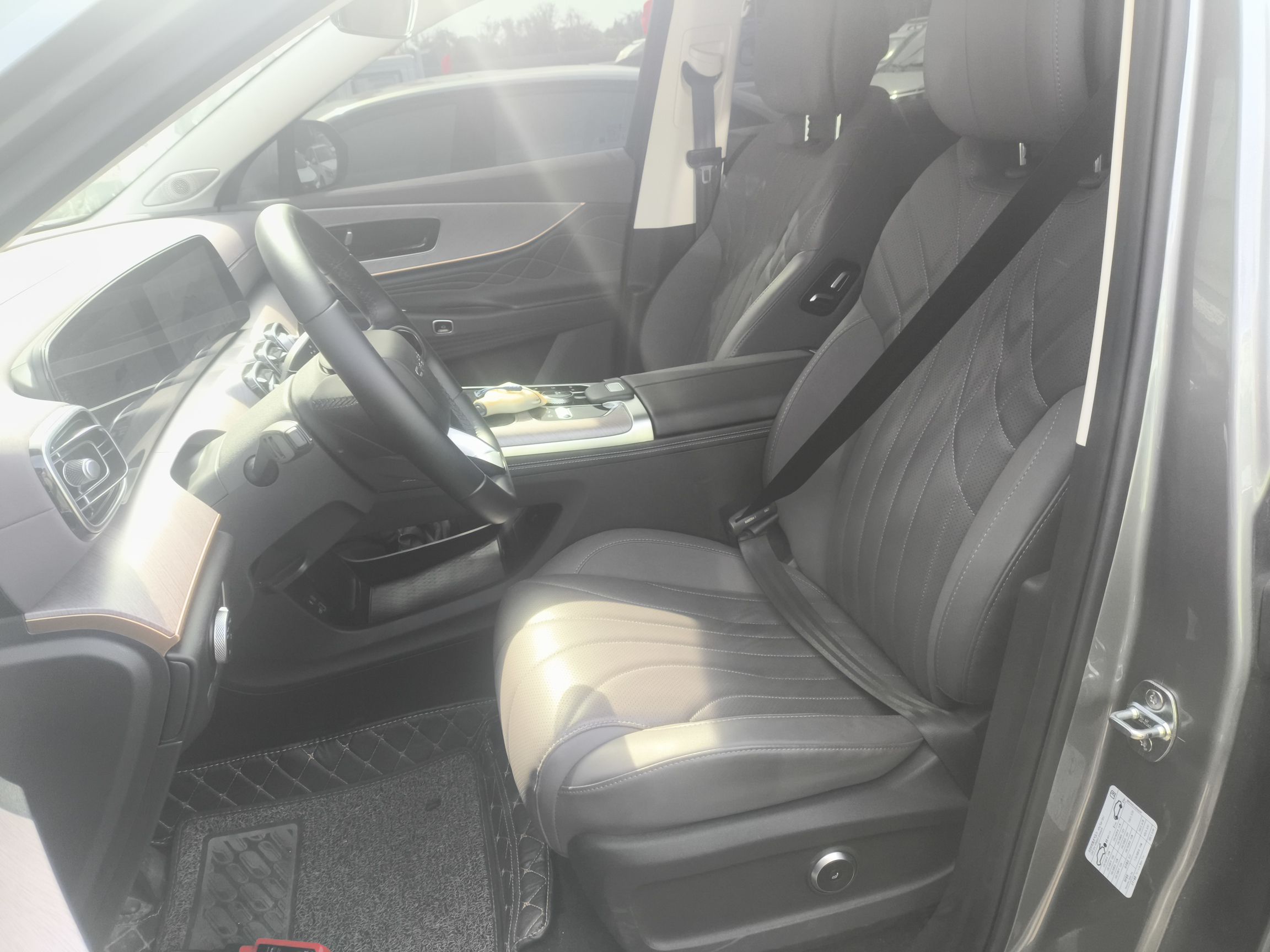 المقاعد الأمامية داخل السيارة