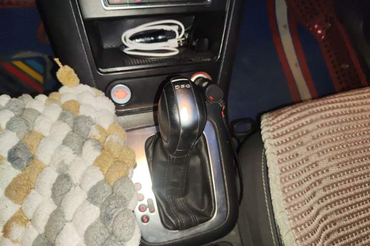 Used Volkswagen Tiguan 2016 280TSI Automatic Two-Wheel Drive Silk Road Comfort Edition Gear Lever